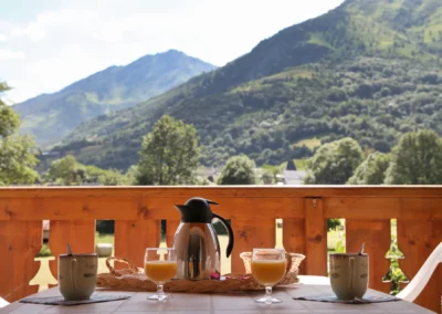 Un petit-déjeuner en terrasse